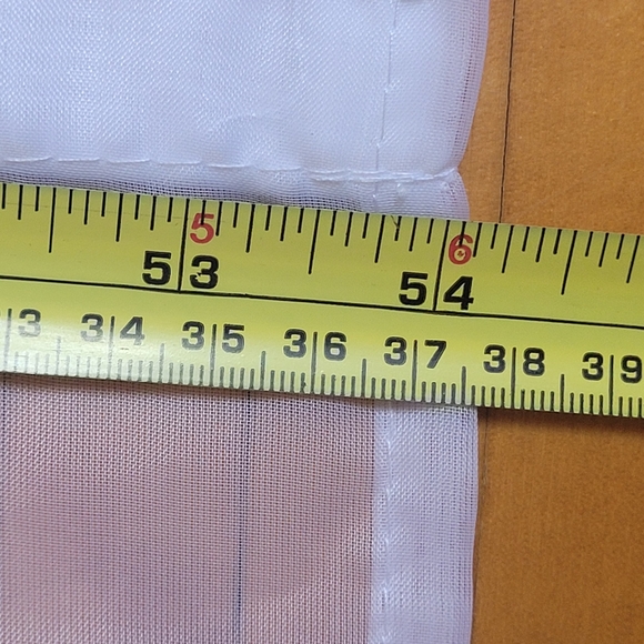 Two white and transparent curtains . - Picture 7 of 7